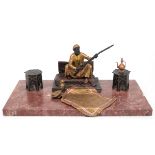 Bronze-Figurengruppe "Sitzender Araber mit Waffe und Interieur", Wiener Bronze, polychrom gefaßt,