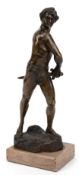 Bronze-Figur "Schwertkämpfer", männlicher Akt mit Schwert auf naturalistischem Sockel stehend, brau