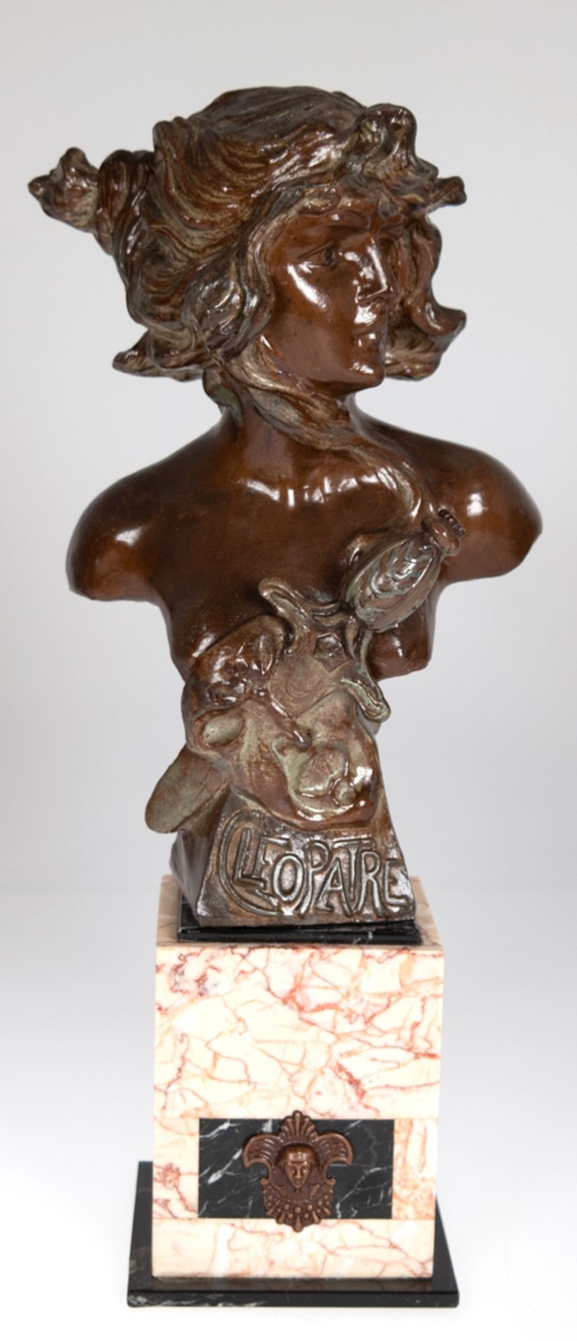 Büste im Jugendstil "Amazone mit Dolch", Zink, Spritzguß, braun patiniert, H. 28 cm, auf Marmorsock