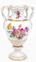 Meissen-Schlangenhenkelvase, beidseitig Buntes Blumenbukett, mit Goldstaffage, Fuß am Korpusansatz