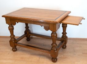 Barock-Tisch, Eiche, z.T. ebonisiert, aufgearbeitet, 4 balusterförmige, verstrebte Beine, verzierte