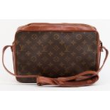 Louis-Vuitton-Tasche, mit Monogramm, braunes Leder, mit 3 innliegenden Seitentaschen, Schultertrage