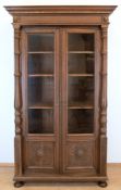 Bücherschrank, Eiche, um 1880, 2 Türen im oberen Bereich verglast, seitlich Halbsäulen, innen 5 Ein