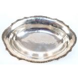 Schale, oval, 835er Silber, mit geschweiftem Reliefrand, 352 g, H. 5,5 cm, L. 29,5 cm