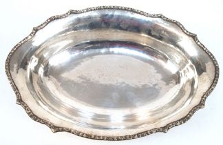 Schale, oval, 835er Silber, mit geschweiftem Reliefrand, 352 g, H. 5,5 cm, L. 29,5 cm