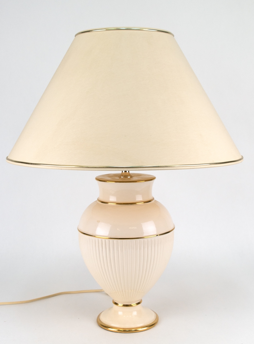 Tischlampe, 1-flammig, balusterförmiger Porzellanfuß, elfenbeinfarben mit Goldrändern, beiger Stoff