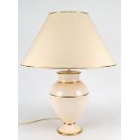 Tischlampe, 1-flammig, balusterförmiger Porzellanfuß, elfenbeinfarben mit Goldrändern, beiger Stoff