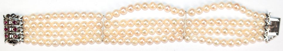 Perlen-Armband, 4-reihig, 585er WG-Schließe, mit 6 Rubinen besetzt, Steckschloß mit 1 Sicherheitsac