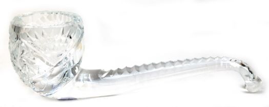 Kristall-Aschenbecher in Form einer Pfeife, reich geschliffen, Rand mit 1 Ablage, H. 7,5 cm, L. 22