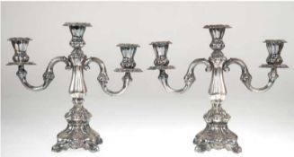 Paar Kandelaber, 830er Silber, punziert, 3-flammige Barock-Form, gefüllter quadratischer Stand, H. 