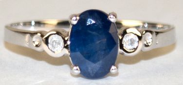 Ring, 14 k WG, ovaler, blauer Saphir ca. 7x5 mm, flankiert von 2 kleinen Brillanten, RG 52, Innendu