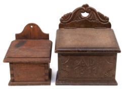 2 Wandbehälter für Feuerholzspäne, 19. Jh.,  Eiche, mit schräger Klappe, davon 1x datiert 1811 und 