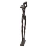 Biebl, Rolf ( geb. 1951 in Klingenthal/Sa.) "Strandläuferin", Bronze, braun patiniert, auf der Plin