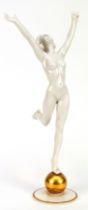 Figur "Sonnenanbeterin", weiblicher Akt auf Kugel stehend, Hutschenreuther, Entwurf Carl Tutter, we