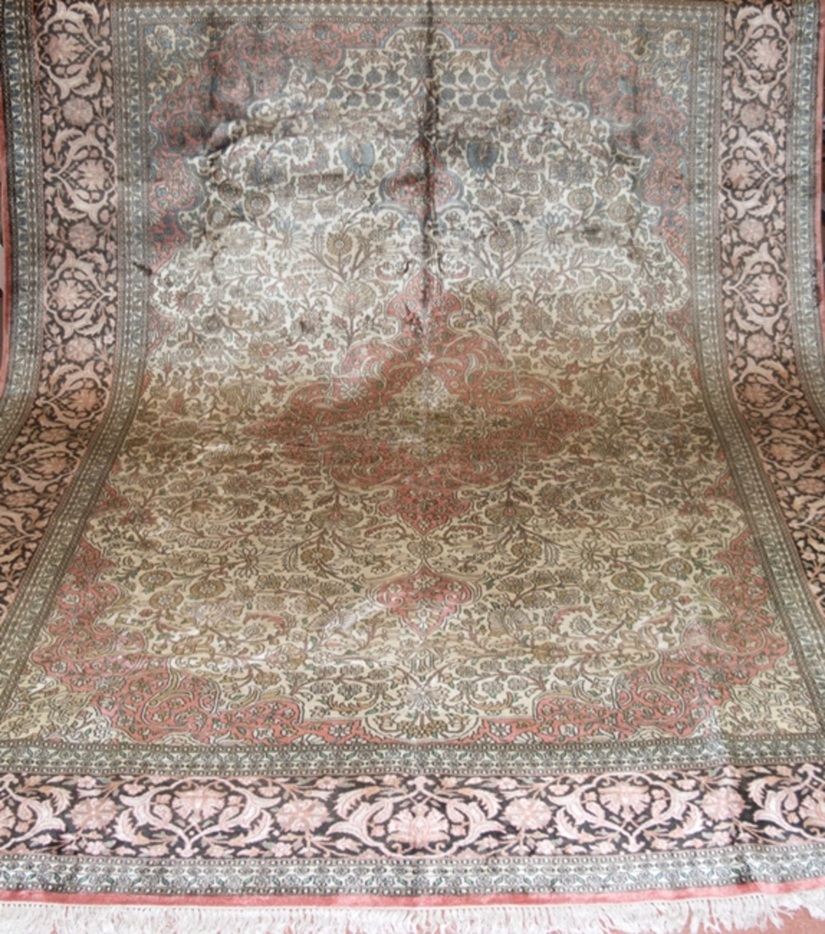 Kashmir, Seide, hellgrundig mit lachsfarbenem Rand und zentralem, floralem Muster, 300x200 cm