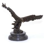 Bronze-Figur "Adler mit ausgebreiteten Flügeln", Nachguß, braun patiniert, bez. "Milo", auf rundem