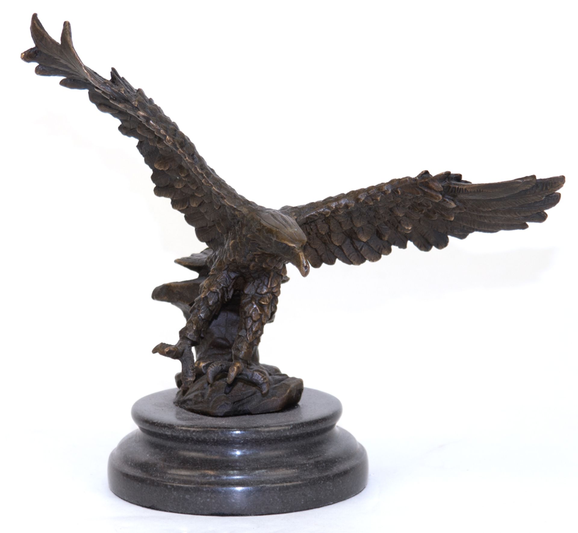 Bronze-Figur "Adler mit ausgebreiteten Flügeln", Nachguß, braun patiniert, bez. "Milo", auf rundem