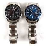 2 Herren-Armbanduhren "Magnum 1930", Quarz, Metallgehäuse, Edelstahlarmband, blaues bzw. schwarzes