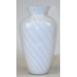Vase, farbloses Glas mit weißem, geschweift gestreiftem Innenfang, um 1970, gebaucht, H. 34 cm