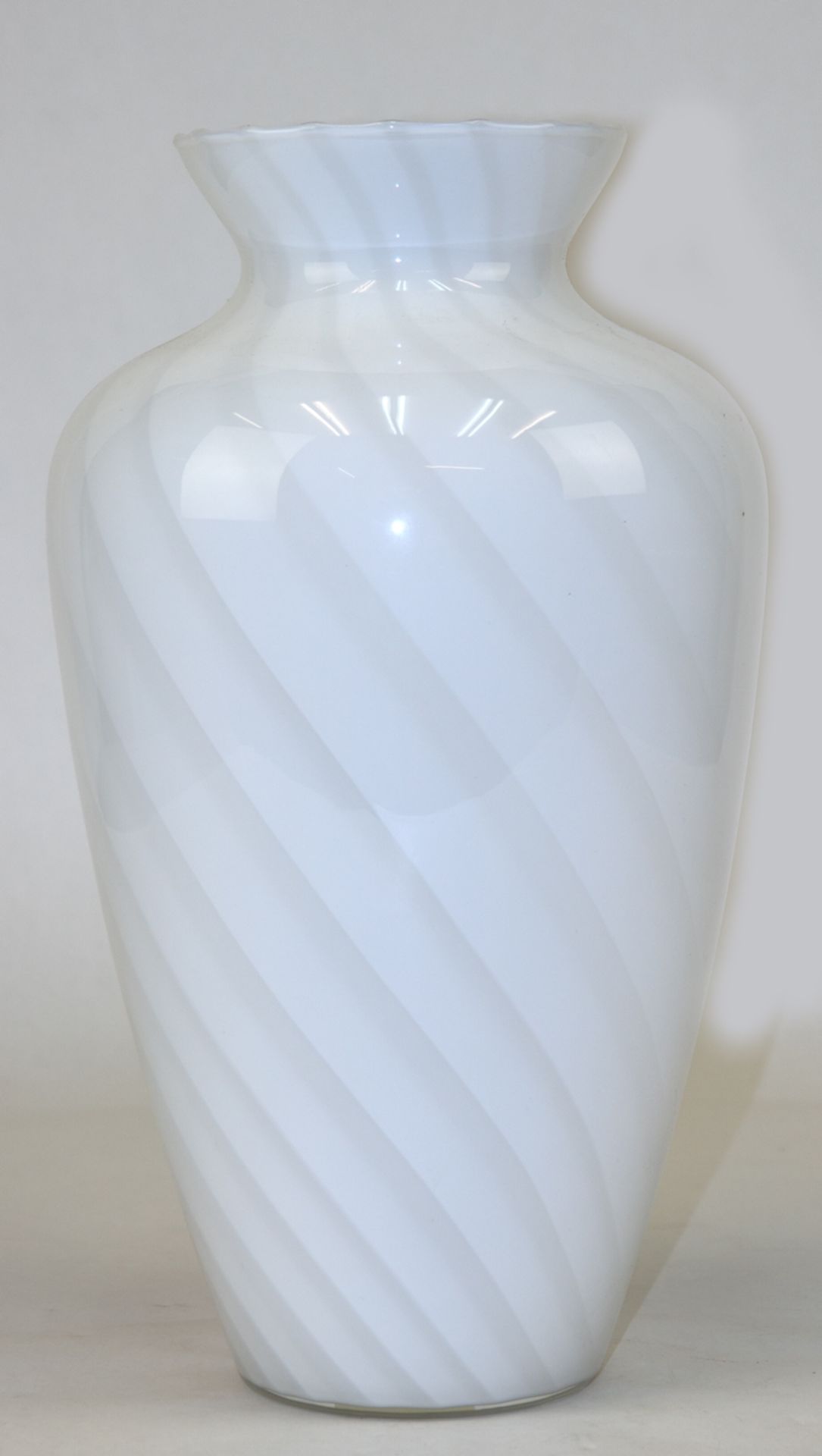 Vase, farbloses Glas mit weißem, geschweift gestreiftem Innenfang, um 1970, gebaucht, H. 34 cm