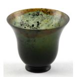 Jade-Becher, China, 19. Jh., dunkelgrün/braun marmoriert, auf Standring, ausgestellter Rand, H. 3,6