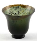 Jade-Becher, China, 19. Jh., dunkelgrün/braun marmoriert, auf Standring, ausgestellter Rand, H. 3,6