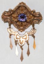 Brosche, Schaumgold, um 1850-80, wohl Amethyst, bewegliche Abhängung, guter, altersbedingter Zustan