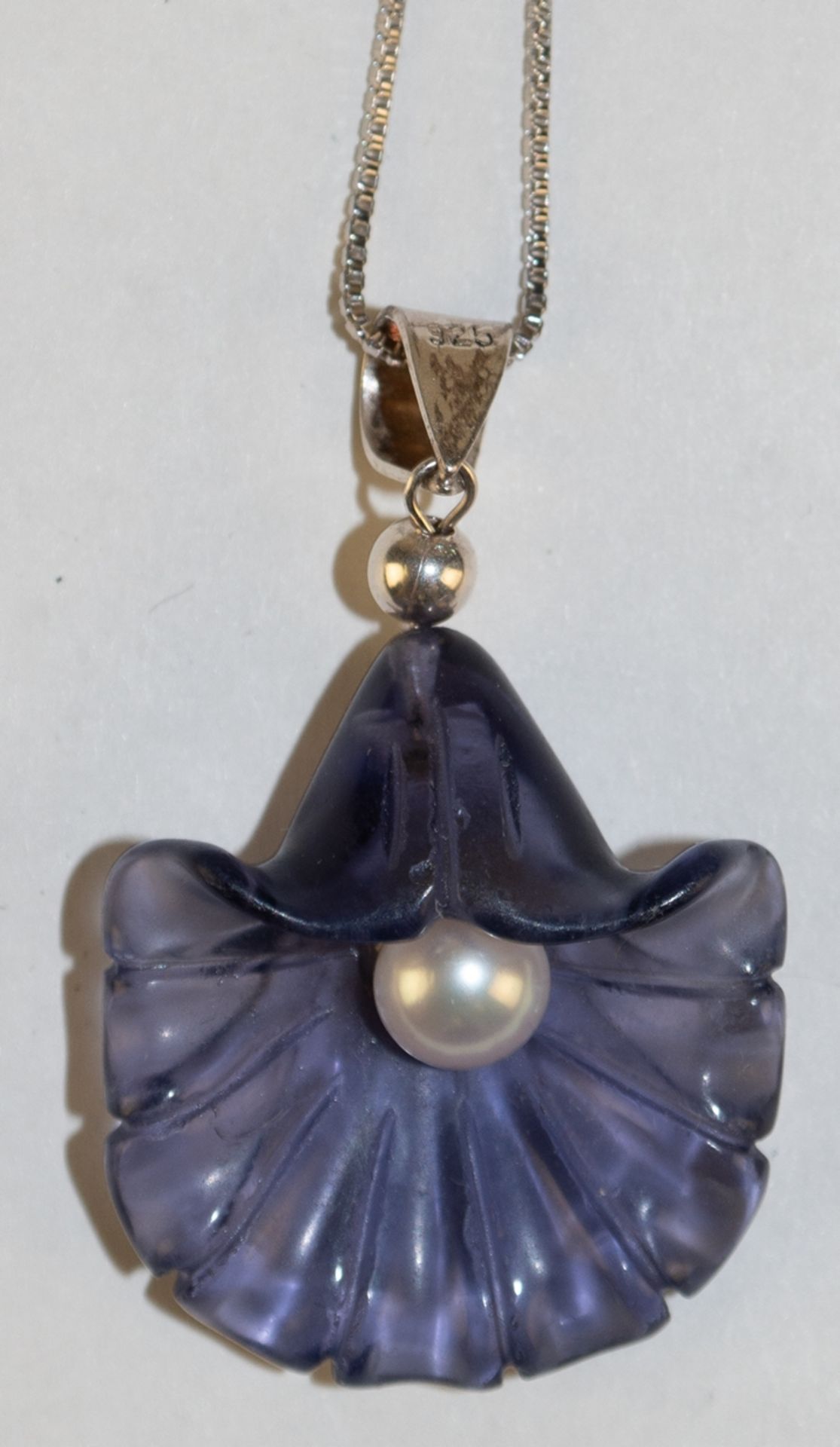 Anhänger mit Kette, 925er Silber, amethystfarbene Blüte mit echter Perle, Maße mit Öse ca. 4,0 x 2,