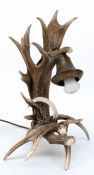 Tischlampe aus diversen Geweihen und Stoßzahn, 1-flammig, H. 40 cm