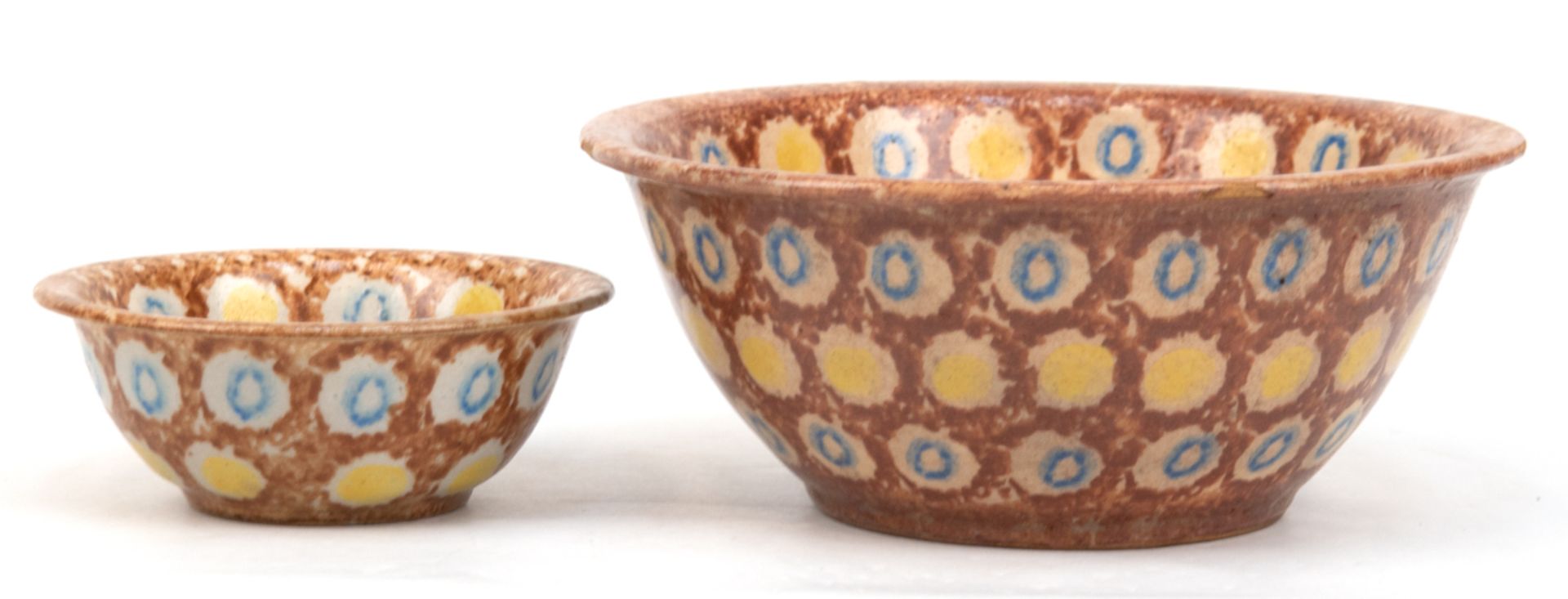 2 Bunzlauer Schalen, Keramik mit braun/gelb/blauem Schwämmeldekor, jeweils mit ausgestelltem Rand,