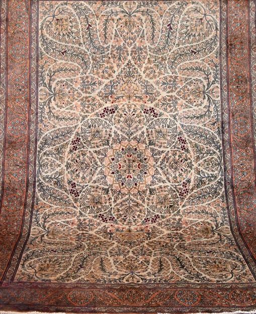 Ghom, Vollseide, hellgrundig mit durchgehendem Floralmuster, 1x Eckbereich verfärbt, 270x180 cm