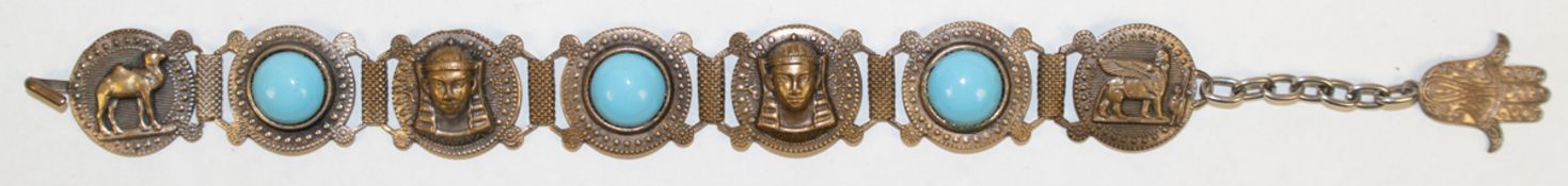 Armband, wohl Ägypten, besetzt mit Türkisen, Reste von Versilberung, Glieder mit figürlichem Relief