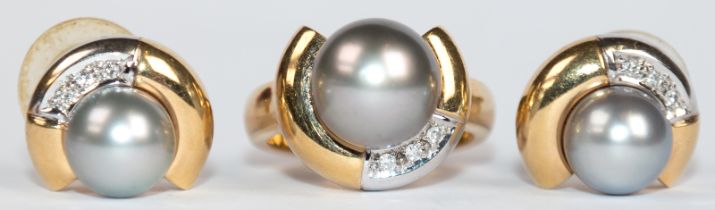 Set aus Ring und Paar Ohrstecker, 585er GG/WG, je besetzt mit Tahiti-Perle und 3 Brillanten, Perlen