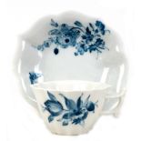 Meissen-Tasse mit UT, vierpassförmig, Pfeifferzeit (1924-34), Blaue-Blume mit Insekten, 1. Wahl