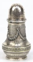Gewürzstreuer im Empire-Stil, 800er Silber, fein ziselierter Korpus mit Festonrelief, H. 7 cm