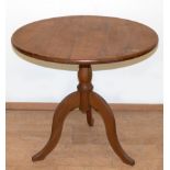 Tisch, Eiche, rund, Mittelsäule mit geschwungenen Füßen, Gebrauchspuren, Dm. 66 cm