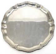 Tablett, rund, 830er Silber, Koch u. Bergfeld, geschweifter Reliefrand, ca. 436 g, Dm. 31 cm