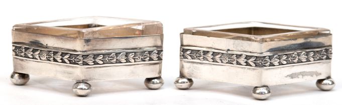 Paar Salieren, 800er Silber, rhombenförmig, auf gedrückten Kügelfüßen, mit geschliffenem Glaseinsat