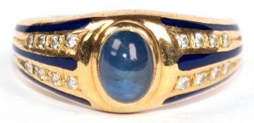 Fabergé-Ring, 750er GG, mit kornblumenblauem, ovalem Saphir-Cabochon, beidseitig flankiert von je 8