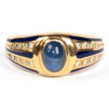 Fabergé-Ring, 750er GG, mit kornblumenblauem, ovalem Saphir-Cabochon, beidseitig flankiert von je 8