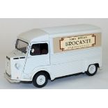 Fahrzeugmodell "Citroen HY 1969", Maßstab 1:18, Metall/Kunststoff, 1 Rückspiegel fehlt, L. 23 cm