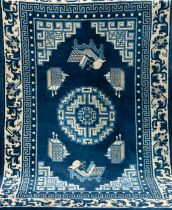 Teppich, China, antik, blaugrundig mit hellem ornamentalem Dekor, 180x130 cm