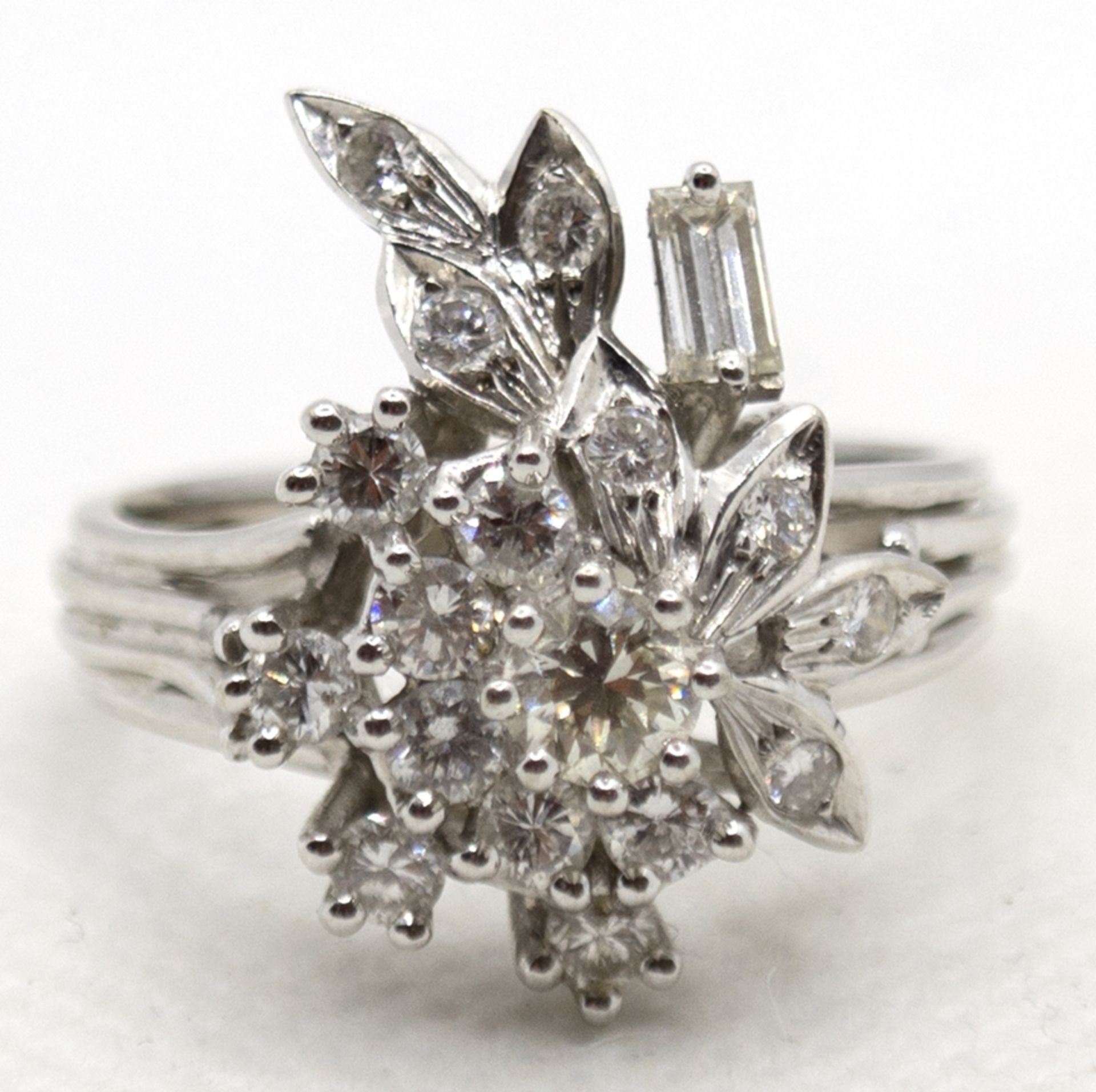 Brillant-Ring, 750er WG, mit 16 Brillanten und 1 Diamant im Baguette-Schliff, von zus. ca. 1,3 ct.,