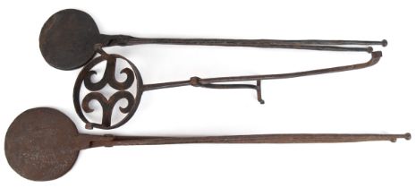 2 Oblateneisen, Schmiedeeisen, Mitte 19. Jh., dabei 1 Ständer, L. 70 cm und 78 cm