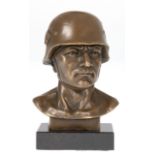 Bronze-Figur "Büste eines Soldaten mit Helm", Nachguß, braun patiniert, bezeichnet "Fisher", auf sc