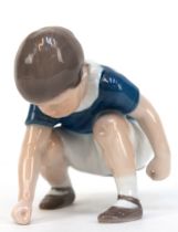 Figur "Dickie- hockender Junge", Bing & Gröndahl, Modell-Nr. 1636, polychrom bemalt, hintere Kragen