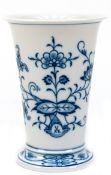 Meissen-Vase, Zwiebelmuster, Trompetenform, 1. Wahl. H. 14,5 cm