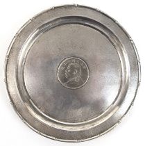Münz-Teller, China, Sterling-Silber, fein strukturierte Oberfläche, Reliefrand, ges. 217 g, Dm. 16,