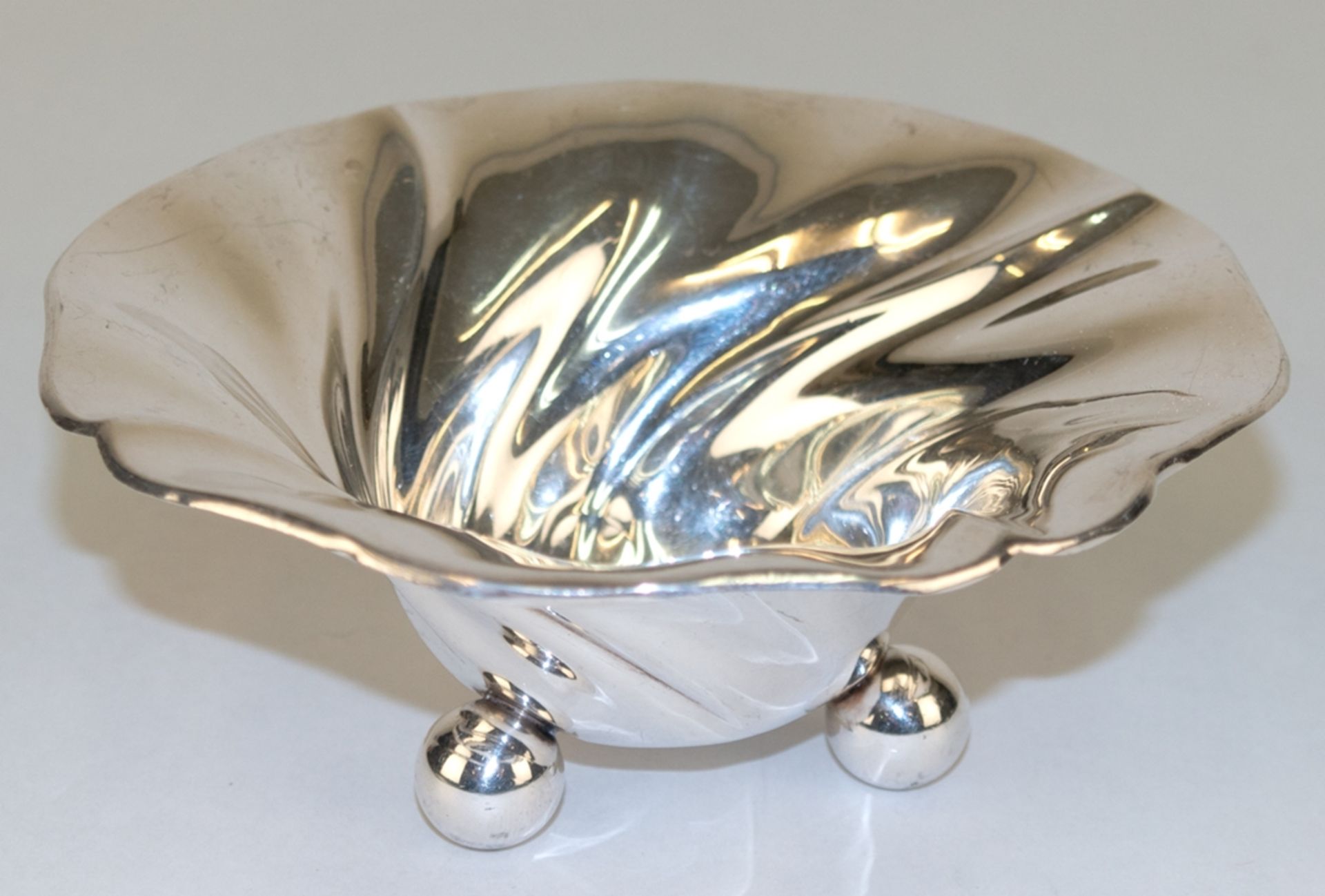 Schälchen, 830er Silber, geschweift gerippte Wandung, auf 3 Kugelfüßen, 89 g, H. 5,3 cm, Dm. 13 cm