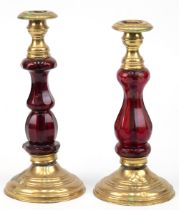 2 Biedermeier-Leuchter, gegliederter und facettiert geschliffener Hohlschaft aus rotem Glas, gefüll